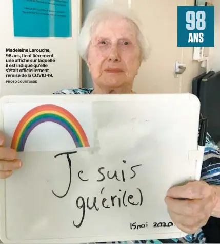  ?? PHOTO COURTOISIE ?? Madeleine Larouche, 98 ans, tient fièrement une affiche sur laquelle il est indiqué qu’elle s’était officielle­ment remise de la COVID-19.