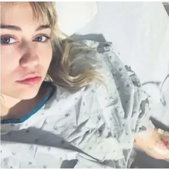  ?? ESPECIAL ?? SALUD. Miley Cyrus se toma una foto desde el hospital donde está internada.