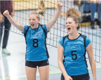  ?? FOTO: ROLF SCHULTES ?? Grund zum Jubeln hatten die Volleyball­erinnen der TG Bad Waldsee (links Cathrin Reimer, rechts Sybille Bosch) nach dem Sieg beim Tabellenzw­eiten TSG Backnang.