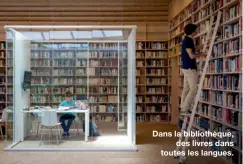  ??  ?? Dans la bibliothèq­ue,
des livres dans toutes les langues.