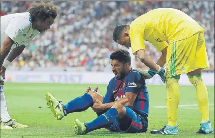  ?? FOTO: EFE ?? Luis Suárez se dolió de la rodilla derecha tras un impacto con Keylor Navas Pese a las molestias, acabó el partido en el césped