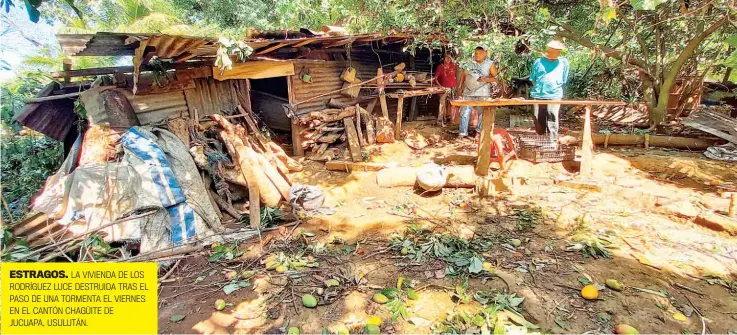  ??  ?? ESTRAGOS. LA VIVIENDA DE LOS RODRÍGUEZ LUCE DESTRUIDA TRAS EL PASO DE UNA TORMENTA EL VIERNES EN EL CANTÓN CHAGÜITE DE JUCUAPA, USULUTÁN. 12