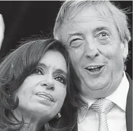  ??  ?? Los Kirchner. En el poder, versión grotesta del peronismo.