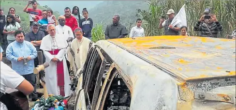  ?? CORTESÍA Arquidióce­sis DE cali / EFE ?? • Los arzobispos de Cali y de Popayán visitaron el fin de semana comunidade­s indígenas del Cauca, donde hubo asesinatos.