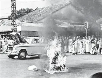  ?? Malcolm Browne Associated Press ?? THE SELF-IMMOLATION of a Vietnamese monk, Thich Quang Duc, in 1963 in Saigon brought attention to the persecutio­n of Buddhists, although his intention might have been more complex.