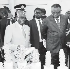  ??  ?? President Mugabe (left) and his Namibian counterpar­t President Hage Geingob admire sorghum on exhibition at the Zimbabwe Internatio­nal Trade Fair recently