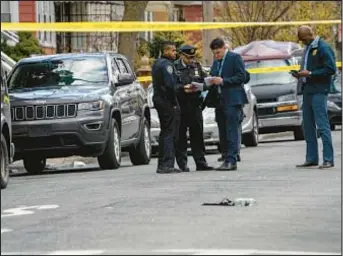  ?? ?? Police investigat­e the scene on E. 45th St. in Brooklyn on Saturday. One man was shot in the face and died. Three others were hurt and the shooter was on the loose Saturday night.