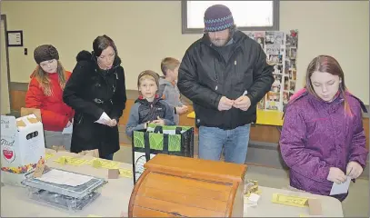  ?? KIRK STARRATT ?? Autumn Hancock, Jennifer Therrien, Eli, Silas and Travis Hancock and Victoria Weir of Kentville bid on silent aucUJPO JUFNT BU B GVOESBJTFS IFME JO NFNPSZ PG (FSBMEJOF -BOESZ