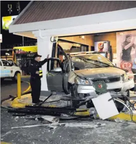  ??  ?? Un auto se incrustó el viernes en un restaurant­e en Moravia, dejando cinco heridos, incluido un niño de nueve años.