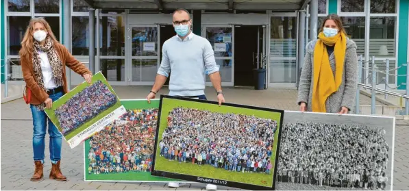  ?? Foto: Bunk ?? Barbara Meyer, Dominik Karl und Barbara Behringer freuen sich, wieder an ihrer ehemaligen Schule, dem Gymnasium Wertingen, zu sein, auf deren Bildern sie bereits vor einigen Jahren zu sehen waren.