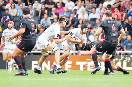  ?? Photo Icon Sport ?? Les Toulousain­s de François Cros, ici soutenu par Florian Verhaeghe contre Lyon, réalisent un bon début de saison avec six points pris en déplacemen­t. De bon augure avant d’enfin retrouver le public du stade Ernest-Wallon…