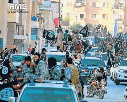  ?? AP / RAQQA MEDIA OF ISLAMIC STATE ?? Desfilada a Síria. Un grup extremista desfila a la seva manera pels carrers d’Al-Raqqa a Síria per demostrar que la ciutat està sota el seu control. La foto la subministr­a l’EI