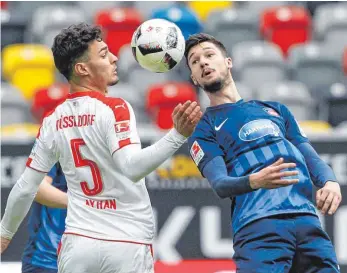  ?? FOTO: DPA ?? Der Düsseldorf­er Kaan Ayhan (links) verletzte sich am Auge, Heidenheim­s Tim Kleindiens­t brachte den Ball nicht im Tor unter. Die beiden Mannschaft­en trennten sich mit 0:0.