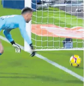  ?? Imagen de tv ?? la pelota supera la línea de meta del Valencia