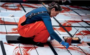  ?? ?? Fabienne Verdier travaillan­t sur son projet de vitraux à l’église Saint-Laurent de Nogent-sur-Seine working on her stained glass project