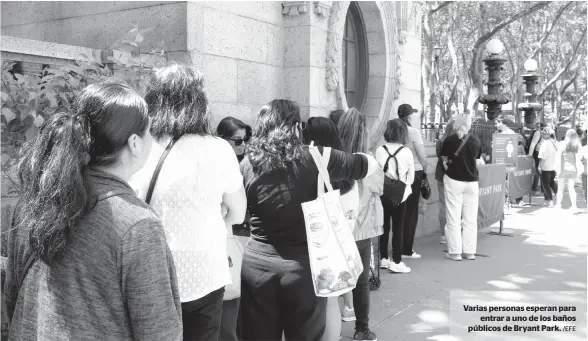  ?? /EFE ?? Varias personas esperan para
entrar a uno de los baños públicos de Bryant Park.