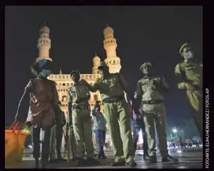  ??  ?? Como medida de prevención, en Hyderabad, India, miembros de la policía cuidan las calles en medio de un toque de queda.