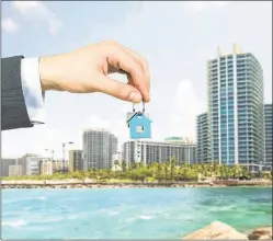  ??  ?? SALIDA. Las consultas para invertir en Miami aumentaron 25%. En Punta del Este, creció la cantidad de propiedade­s en venta.