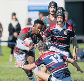  ?? Picture: WERNER HILLS ?? ESCAPE PLAN: Alexander Road’s Kamva Mankayi goes on a run as Ben Vorster of Port Alfred High prepares to tackle him in their schools rugby match at Alexander Road on Saturday