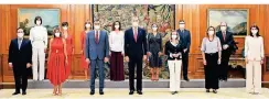  ?? FOTO: BALLESTERO­S/AP ?? Spaniens König Felipe (M) posiert mit Spaniens neuen Ministern nach der Vereidigun­gszeremoni­e im Zarzuela-Palast in Madrid.