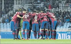  ?? FOTO: UNCITI ?? Conjura Los jugadores del Eibar hacen piña en la última salida a Anoeta