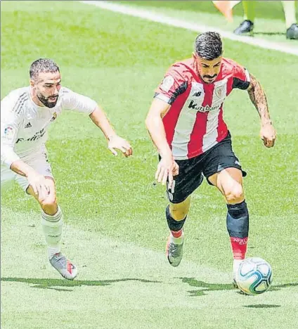  ?? FOTO: GETTY ?? Yuri Berchiche
El lateral del Athletic arranca ante Carvajal durante el partido contra el Real Madrid en San Mamés