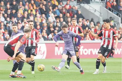  ?? — Gambar AFP ?? AKSI RANCAK: Sebahagian daripada babak-babak aksi perlawanan Liga Perdana Inggeris di antara Brentford dan Liverpool di Stadium Gtech Community di London.