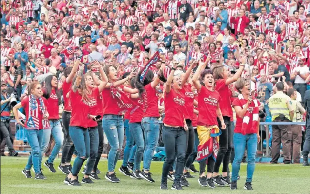  ??  ?? LAS CAMPEONAS EN EL CALDERÓN. El Atlético de Madrid ganó la Liga Iberdrola y las jugadoras fueron recibidas como heroínas en el Vicente Calderón.