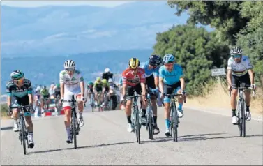  ??  ?? DUDAS. Majka, Pogacar, Roglic, Soler, López y Valverde, en un intento de ir a por un Nairo escapado.