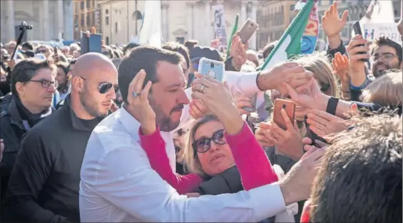  ?? / GETTY ?? Matteo Salvini, vicepresid­ente y ministro del Interior italiano, saluda a sus seguidores en el mitin de la Liga, ayer en Roma.