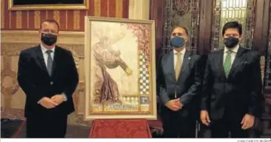  ?? JUAN CARLOS MUÑOZ ?? Juan Carlos Cabrera, delegado de Fiestas Mayores; el hermano mayor, Álvaro Delgado, y el artista Fernando Aguado, con el cartel anunciador del centenario presentado ayer.