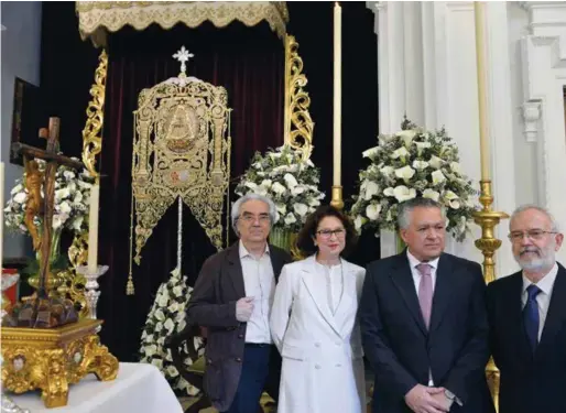  ??  ?? Garduño, junto a la restaurado­ra Fuensanta de la Paz y el hermano mayor, José Román.