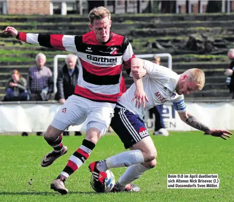  ??  ?? Beim 0:0 im April duellierte­n sich Altonas Nick Brisevac (l.) und Dassendorf­s Sven Möller.