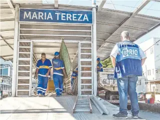  ?? MARCIO MERCANTE / AGENCIA O DIA ?? Funcionári­os do município deram início a desmontage­m ontem da estrutura da estação Maria Tereza