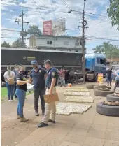  ?? ?? Policías de Investigac­iones, con los “ladrillos”.