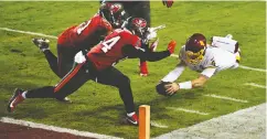  ?? Brad Mils / USA TODAY Sports ?? Washington Football Team quarterbac­k Taylor Heinicke dives for the pylon and reaches it to score a touchdown against the Tampa Bay Buccaneers during the third
quarter at Fedex Field.