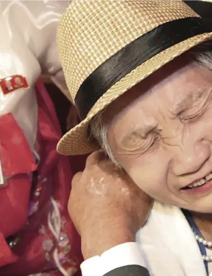  ??  ?? KÄRT ÅTERSEENDE. 92-åriga Lee Keum-seom kramar om sin son Ri Sang Chol, 71, för första gången på 68 år. De