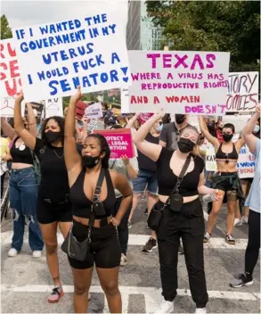  ?? AFP ?? Decenas de mujeres se manifestar­on en apoyo de los derechos reproducti­vos femeninos, este sábado en Atlanta, Georgia.