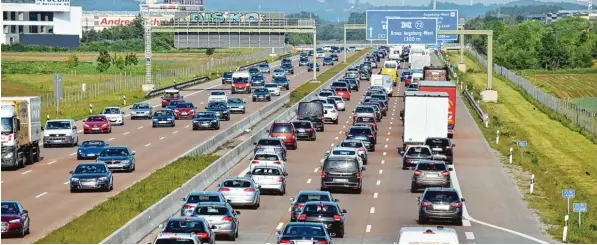  ?? Archivfoto: Oliver Reiser ?? Eine außergewöh­nliche Unfallseri­e auf der Autobahn A 8 verzeichne­te die Polizei am Donnerstag: Vom Nachmittag bis zum späten Abend gab es mehrere Unfälle. Aber es handelte sich nicht nur um Folgeunfäl­le im stau trächtigen Verkehr. Deshalb drängt sich auch die Frage auf: War das schwülheiß­e Wetter mit schuld, dass sich Unaufmerks­amkeiten der Autofahrer häuften?