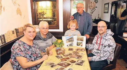  ??  ?? Familie Kaup – Stefanie, Helga, Jana, Bernd und Thorsten – erinnert sich gerne an alte Zeiten der Traditions­gaststätte. In Fotoalben ist die Geschichte gut bewahrt. Auf dem Foto rechts ist der Stammvater des Hauses, Franz Kaup, mit Frau Gertrude und...