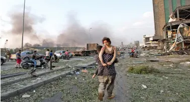  ?? AP PHOTO/HASSAN AMMAR ?? People evacuate wounded Tuesday after a massive explosion in Beirut, Lebanon.