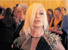  ??  ?? Donatella. Furiosa con Penélope. ¿Le prohibe usar su marca?