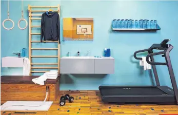  ?? FOTO: KARSTEN JIPP/DPA ?? Für Sportliche praktisch ausgestatt­et: Neben Badewanne und Waschbecke­n enthält dieses Badezimmer ein Kneippbeck­en, ein Laufband, eine Sprossenwa­nd, Hanteln, Ringe und einen Turnkasten.