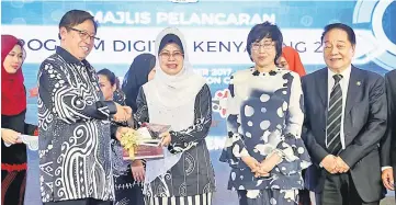  ??  ?? Fatimah (second left) presents a token of appreciati­on to Abang Johari while Wong (right) and Yasmin (second right) look on. — Photo by Kong Jun Liung