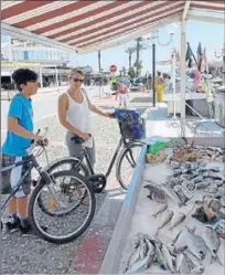  ??  ?? On fait son choix en famille sur un stand proposant la pêche du jour