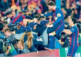  ?? FOTO AFP ?? Locura en el Camp Nou, lo increíble se dio, una remontada de 6 goles. Por eso Messi se fue a celebrar con la tribuna.