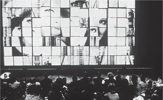  ??  ?? Josef Svoboda, Emil Radok et Miroslav Pflug. « STVORENI SVETA (La création du monde) ». 1967. Vue d’installati­on, Expo 67, Montréal. (© Josef Svoboda Archives).