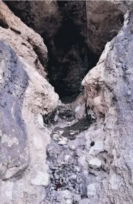  ?? Foto: Stefan Wieczorek ?? Die Cueva de la Campana ist die auffälligs­te Höhle der Felswand, in der schon die Steinzeit Spuren hinterließ.