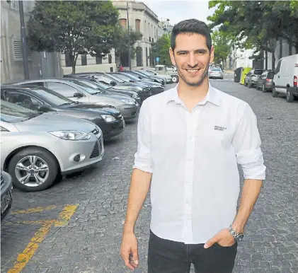  ?? DIEGO WALDMANN ?? Entre los autos. Facundo Ardusso confiesa que está “retranquil­o y disfrutand­o”.