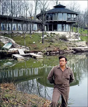  ?? Chattanoog­a Times Free Press file photo ?? Johnny Cash poses at his home on Old Hickory Lake near Hendersonv­ille, Tenn., on April 19, 1969.